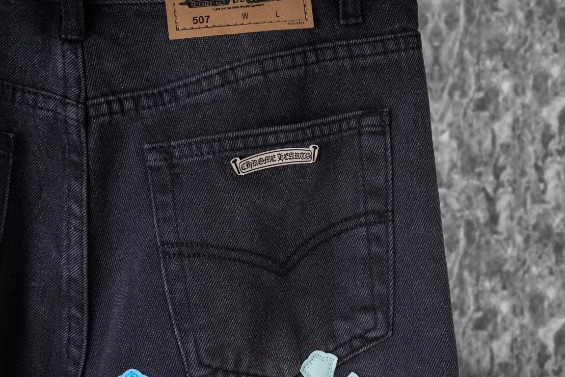 P220 Top version (black pants and blue leather) Top version Chrome Hearts jeans with leather jeans. As we all know, chromehearts jeans use vintage Levis jeans as the base for creation. They usually add their own unique silver buckles and silver ornaments, plus leather embellishments. This is what doubles the value of these vintage jeans, because the base is Vintage jeans, jeans themselves have become very soft and comfortable after years of baptism, which can be distinguished from ordinary jeans. You should also refer to the pants data for size. Style number: 1850# Color: black pants blue leather Size: 28 30 32 34 36 28 Waist 86 Hips 100 Pants length 102 30 Waist 90 Hips 104 Pants length 104 32 Waist 94 Hips 108, pants length 106 34, waist 98, hips 112, pants length 110 36, waist 102, hips 116, pants length 112